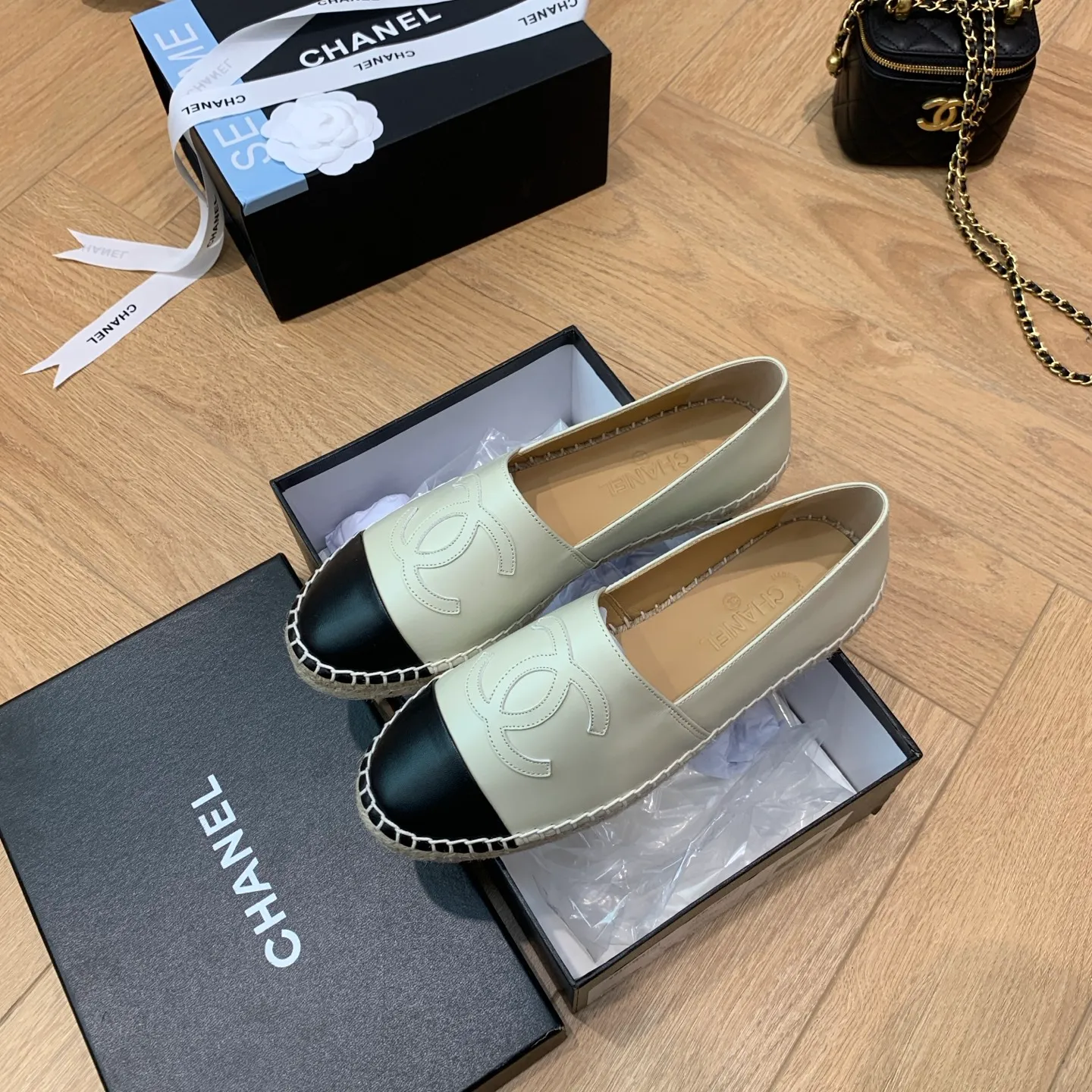 👟👟Ex-factory price 440👟👟 👑New colors are coming ✌️New version of Chanel fisherman shoes is coming❗️Delivered in a full set of top-notch packaging. The quality of my fisherman shoes has not been introduced much, everyone who has had them knows it! The original customized upper, and my outsole is the original translucent outsole, the opaque outsole is the wrong version, full set of authentic packaging ❗️ size: 35-40, running price